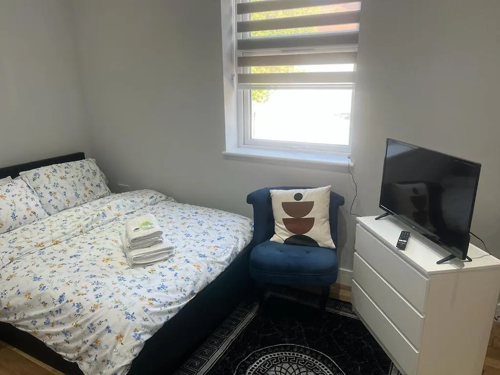 MJ Serviced Apartment: Luxurious West London Living Near Tube Hanwell Apartment